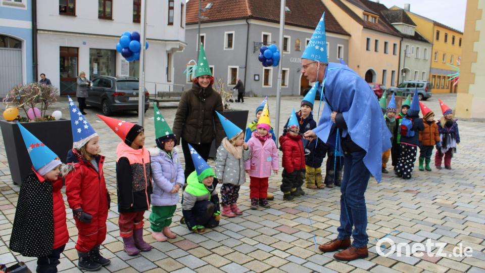 Nachdem ihm die Krawatte abgeschnitten worden ist, muss sich Bürgermeister Hermann Falk als Zauberer verkleiden und mit den St.-Wolfgang-Kindern Donikkls Fliegerlied „So a schöne Tag“ anstimmen. Bild: u