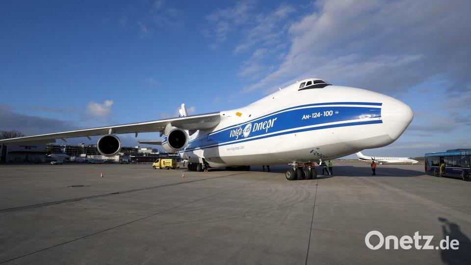 Der Gigant der Lüfte: Die Antonow An-124 nach der Landung in Nürnberg. An Bord waren Anlagen für Gerresheimer in Pfreimd Bild: Meyer-Fotodesign/exb