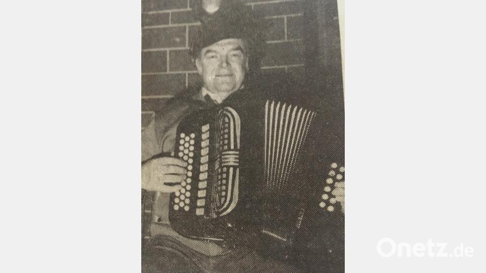Anton Augustin, Wirt der Pfreimdtalhütte, sorgte nicht nur in seinem Wirtshaus beim Hausfasching, sondern auch im Schützenheim stets für die richtige Stimmung. Repro: sl