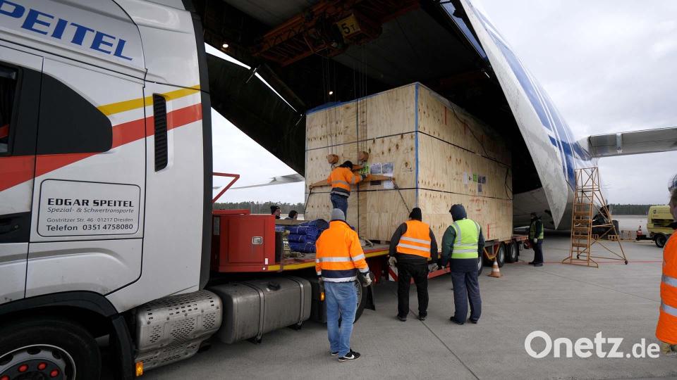 Die schwerste und größte Verpackungskiste, die elf Meter lang und rund acht Tonnen schwer war, wurde direkt auf einen Tieflader zum Abtransport nach Pfreimd geladen. Bild: Meyer-Fotodesign/exb