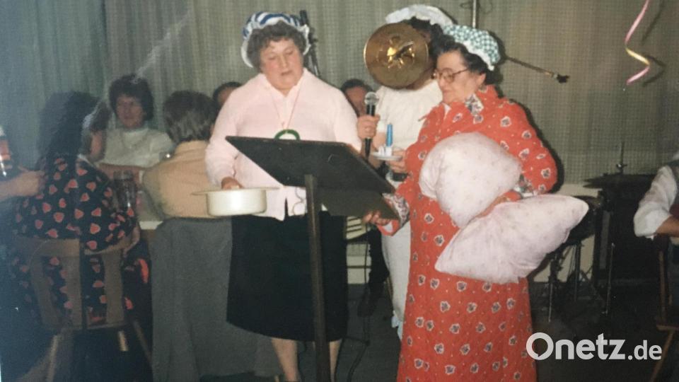 Mitglieder der Frauengruppe, in der richtigen Kleidung und dem Nachttopf in der Hand, trugen im Schützenhaus den „Bettenried-Song“ vor. Bild: sl