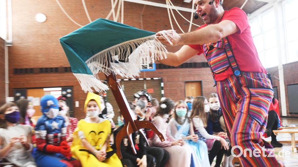 Die Schüler der Klasse 3b der Rehbühl-Grundschule in Weiden staunen über den &quot;fliegenden Tisch&quot; des &quot;Zauberers vom Hexenberg&quot;. Bild: Gabi Schönberger