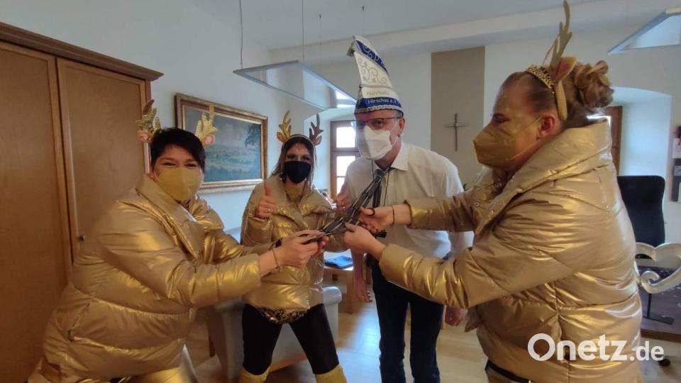 Im Amtszimmer schritt Prinzessin Michaela I. zur Tat, zückte die Schere und schnitt dem Rathaus-Chef das Symbol männlicher Macht, den Schlips, kurzerhand ab. Bild: u