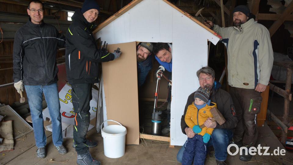 Im Stadel von Anton Zintl (Schmid) bauen diesen Männer an einer Hütte, die einem Haus in Waldsassen nachempfunden ist, dort wo ein immenser Wasserschaden auftrat. Dargestellt wird, wie nach der Stelle gesucht wird, wo das Wasser austritt. Die Auflösung gibt es am Faschingsdienstag. Schlüsselclub-Präsident Alexander Hübner (hockend) besuchte die Vorbereitungen. Bild: jr