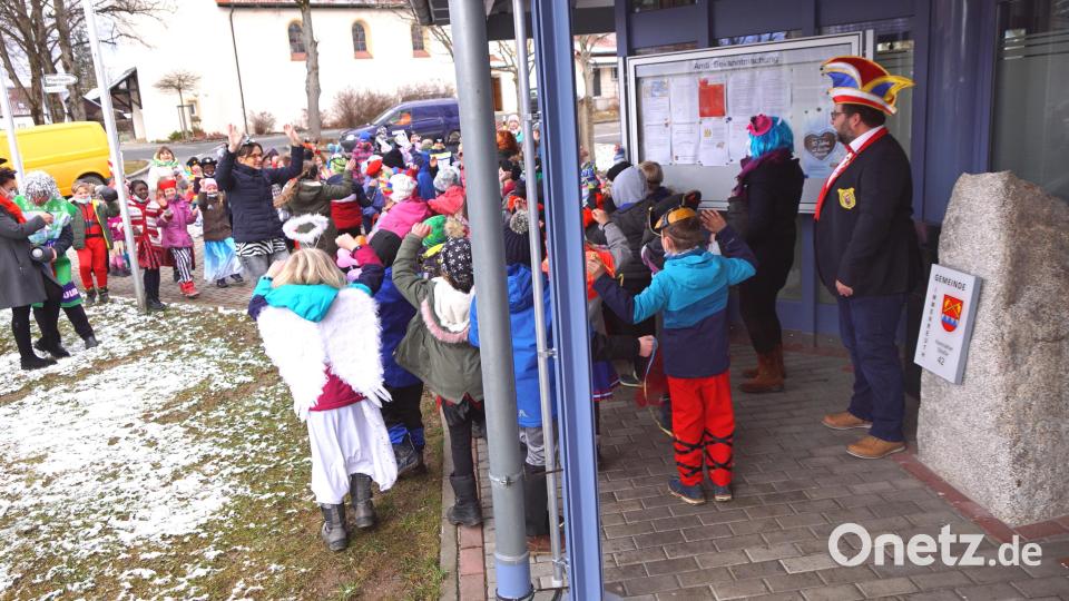 Bürgermeister Thomas Kaufmann (rechts) begrüßte die Kinder und freute sich über ihren Auftritt, war er doch auch schon einmal Vorsitzender einer Faschingsgesellschaft. Bild: bkr