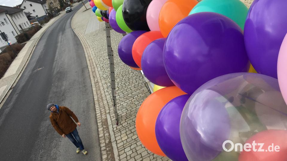 Die ganze Hauptstraße ist mit bunten Ballons geschmückt. Bild: gri