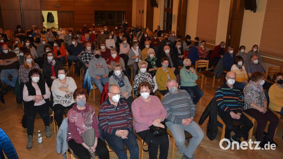 Auf 150 Personen beschränkt war der Zutritt in den Saal des Josefsheims in Mitterteich, der sich am Freitagabend vollbesetzt präsentierte. Die Zuschauer verfolgten den Abend immer mit Maske, das tat der prächtigen Stimmung aber keinen Abbruch. Bild: jr