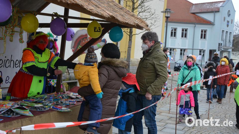 An einem eigens aufgebauten Stand verteilte der Verein „Gaudiwurm“ Überraschungstütchen an Familien mit Kindern. Einzige Voraussetzung war ein närrisches Kostüm. Die Besucher hielt sich an die Anweisungen zum Abstand halten. Bild: jr