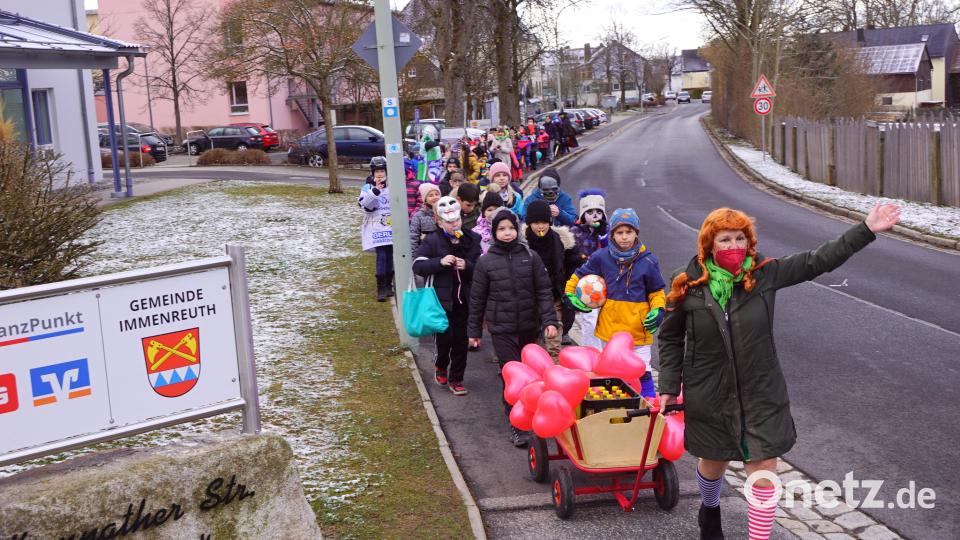 Rektorin Gudrun Lehner als Pippi Langstrumpf an der Spitze des Faschingszugs. Bild: bkr