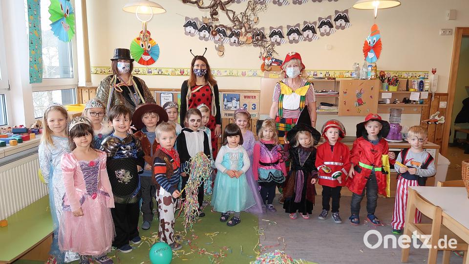 Hoch her ging es bei der Faschingsfeier bei den ältesten Kindern. Nicole Lippert, Margit Rini und Helga Trottmann (hinten von links) hatten ein buntes Programm vorbereitet. Bild: bsc