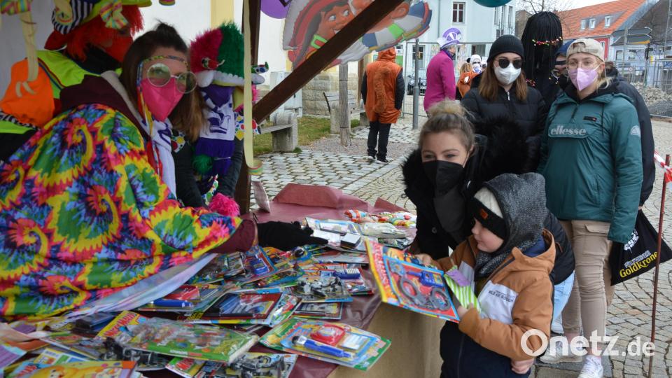 An einem eigens aufgebauten Stand verteilte der Verein „Gaudiwurm“ Überraschungstütchen an Familien mit Kindern. Einzige Voraussetzung war ein närrisches Kostüm. Bild: jr