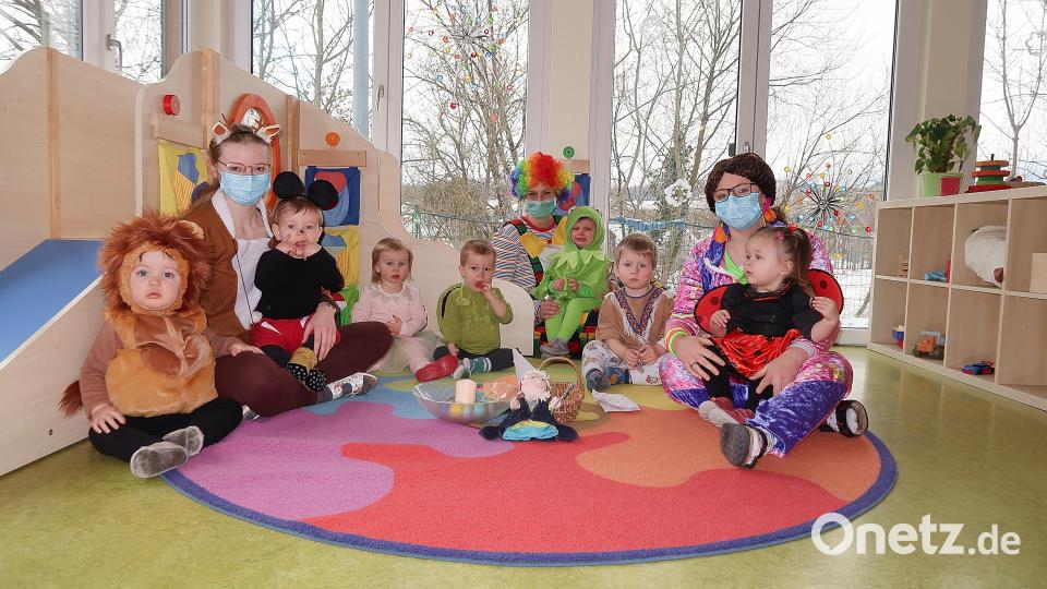 Hier die jüngsten Besucher des Friedenfelser Kindergartens mit ihren Betreuerinnen (von links) Alicia Spörer, Hana Balata und Katarina Brucker. Bild: bsc