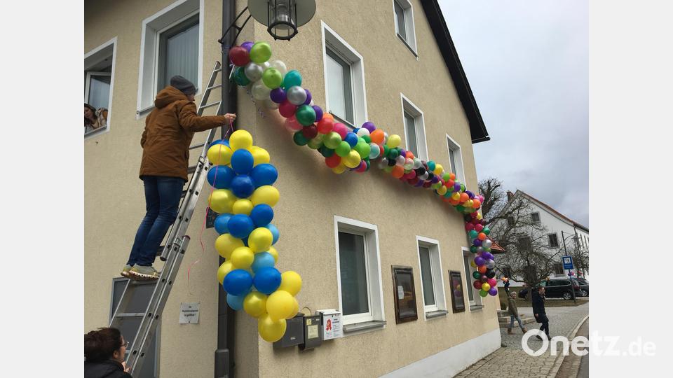 Freudenberg ist bunt: Am Faschingswochenende brachten die Dorfbewohner Farbtupfer in die Hauptstraße. Bild: gri