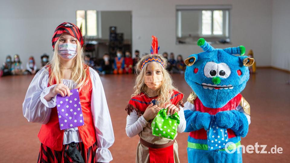 Die drei Preise bei der Maskenprämierung in der Schule gingen an das blaue Monster Finn Richthammer, die Indianerin Anna Frank und an die Piratin Mia Steger. Bild: gz