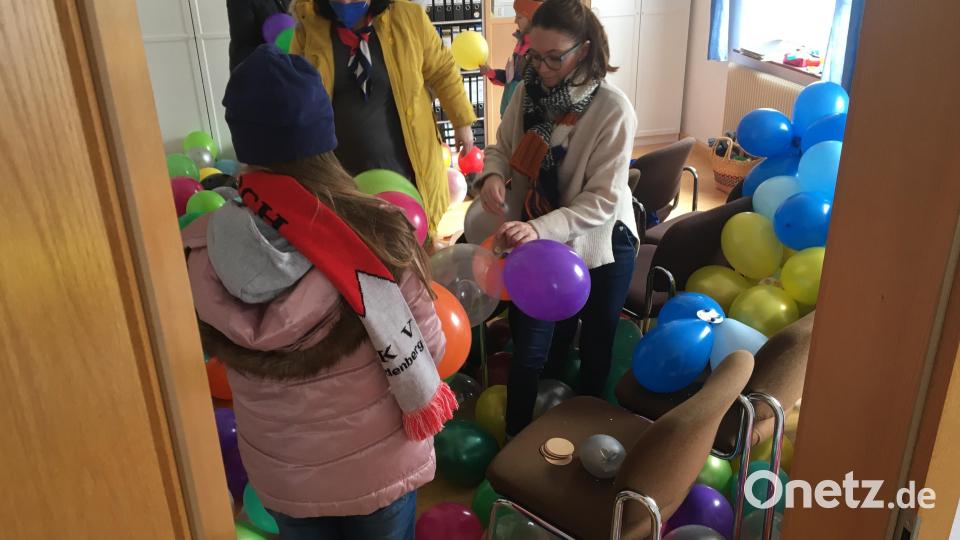 Im Vereinsbüro des Kulturvereins brummten drei Kompressoren, um die Luftballons aufzupumpen. Bild: gri