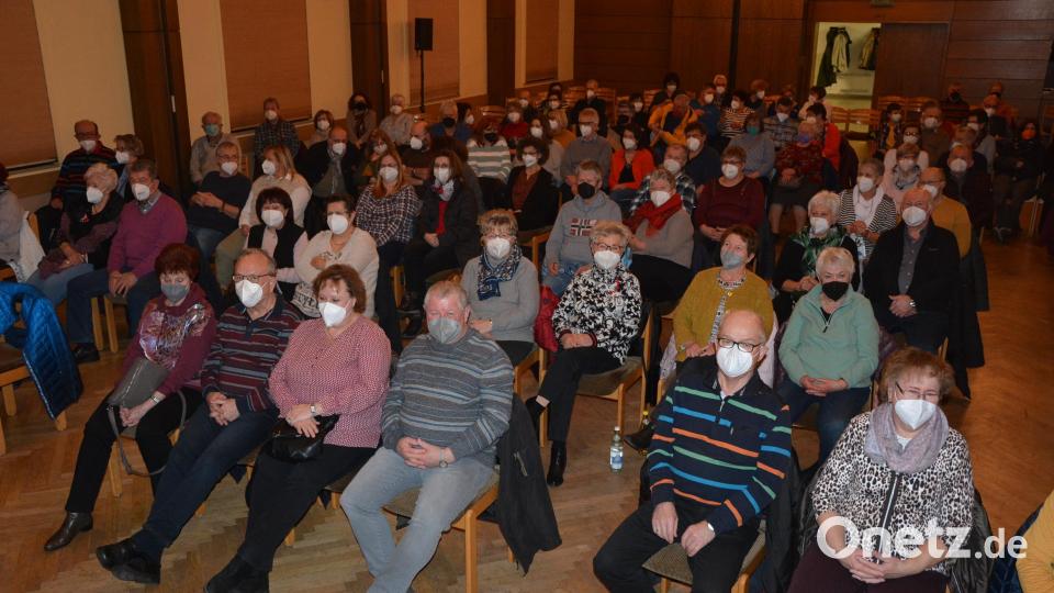 Auf 150 Personen beschränkt war der Zutritt in den Saal des Josefsheim in Mitterteich, der sich am Freitagabend vollbesetzt präsentierte. Die Zuschauer verfolgten den Abend immer mit Maske, das tat der prächtigen Stimmung aber keinen Abbruch. Bild: jr