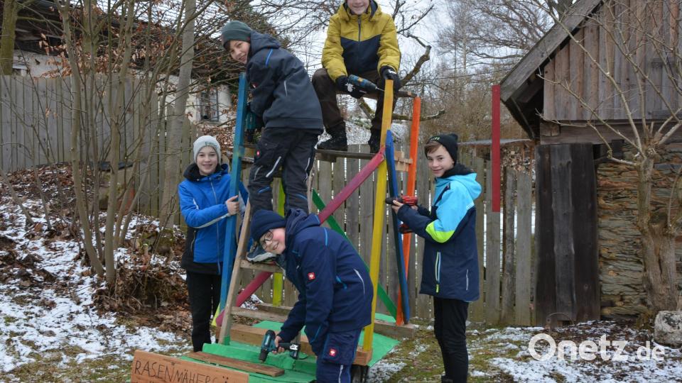 Münchenreuther Jungs beim Bau an einem „Kunst-Hochsitz“, so wie diese künftig bei der Jagd verwendet werden sollen. Der Schlüsselclub freut sich, dass auch die Jugend schon kräftig mithilft, die Tradition im Kappldorf weiter fortzuführen. Bild: jr