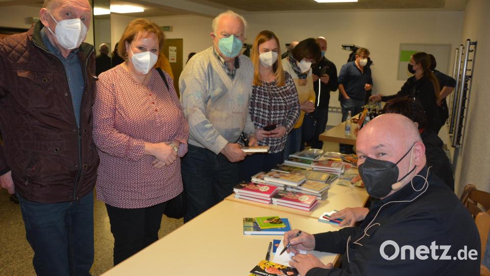 In der Pause signierte Toni Lauerer (rechts) Autogrammkarten, CDs und Bücher und sprach auch gerne mit seinen Fans. Bild: jr