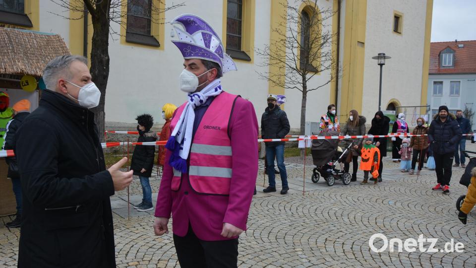 Selbst Landrat Roland Grillmeier (links) schaute kurz vorbei, hier im Gespräch mit Gaudiwurm-Chef Michael Zintl. Bild: jr