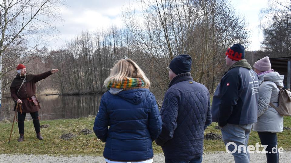 Aufmerksam hörten die Gäste Stefan Wolters zu, was er übers das Mittelalter und die Entstehung des Geschichtsparks berichtete. Bild: ubb