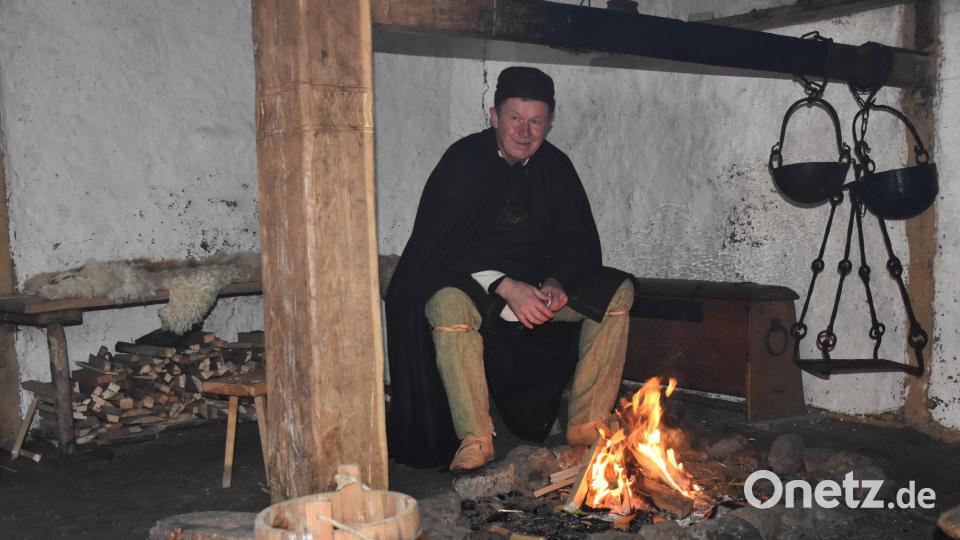 Geschichtspark-Pionier und Vorsitzender des Vereins Via Carolina, Alfred Wolf, schlüpfte für die Besuchergruppe in die Rolle eines Slawen am wärmenden Lagerfeuer im mittelalterlichen Winter. Bild: ubb