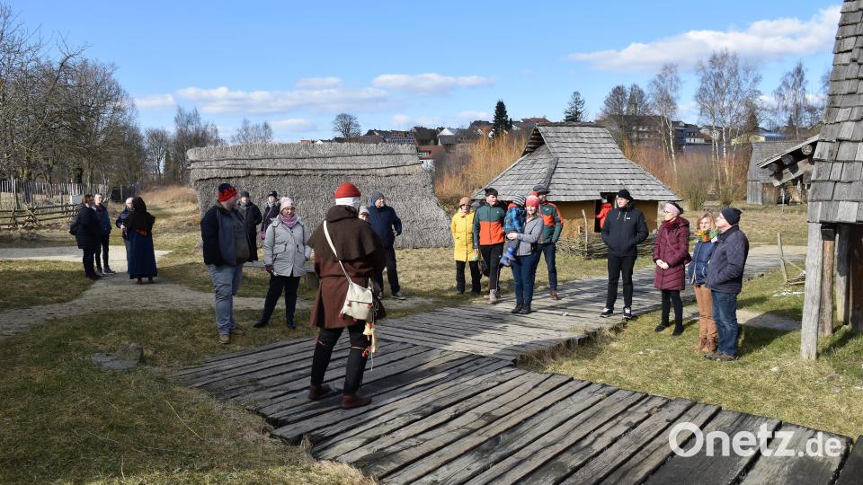 Archäologe Stefan Wolters (vorne Mitte) hatte sich zum Auftakt der neuen Saison persönlich Zeit genommen, eine Gruppe interessierter Gäste durch den noch winterlichen Geschichtspark zu führen. Bild: ubb