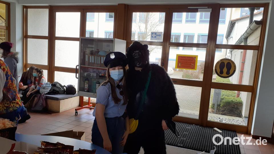 Einige Lehrer und viele Schüler kamen in bunten Faschingskostümen zur Schule. Bild: jzk