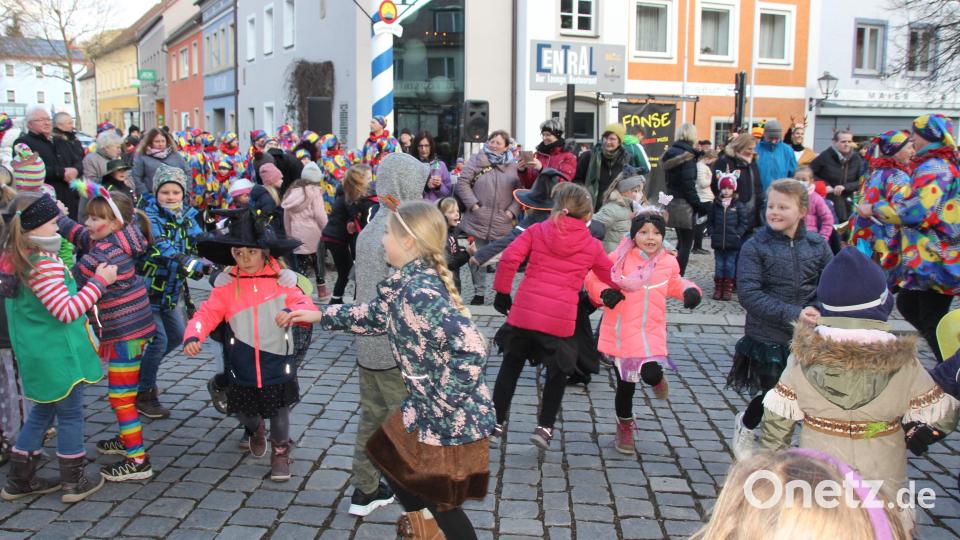 Die Kinder tanzten ausgelassen am Marktplatz. Bild: frd