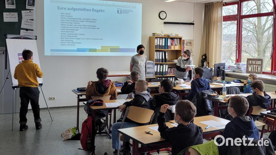 Die Tutoren der achten Klassen bei den Fünftklässlern während des Workshops. Bild: Realschule im Stiftland/exb