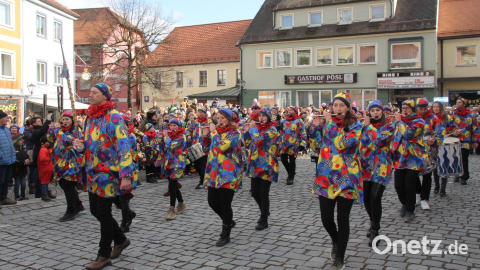 Zu den Klängen des Kolping- Spielmannszuges Oberviechtach ging es auf den Marktplatz. Bild: frd