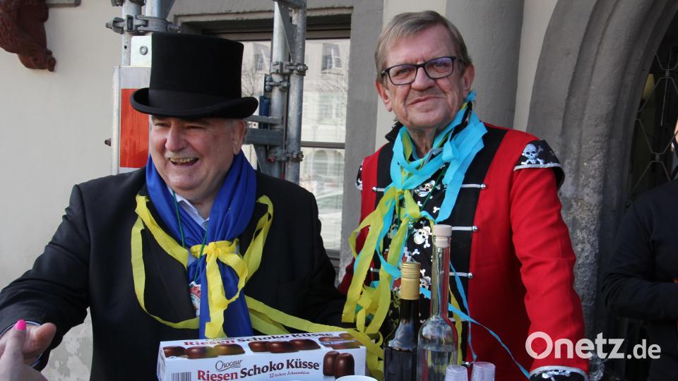 Zweiter Bürgermeister Peter Gold (linkis), der zugleich seinen 68.Geburtstag feierte, und Dritter Bürgermeister Norbert Schuller hießen die Tursiana-Spaziergänger vor dem Rathaus willkommen. Bild: kro