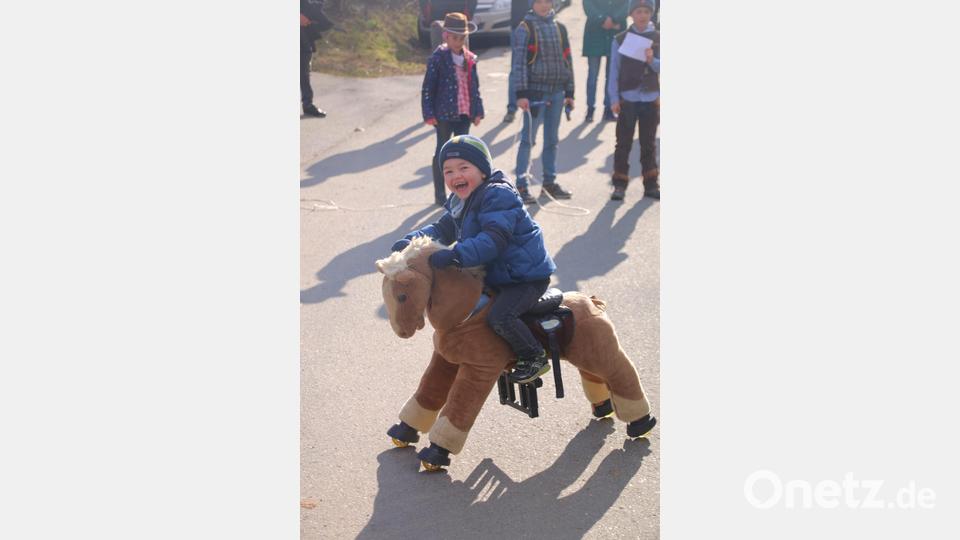 Der vierjährige Lukas hat riesigen Spaß auf dem Plüschpferd. Bild: fvo