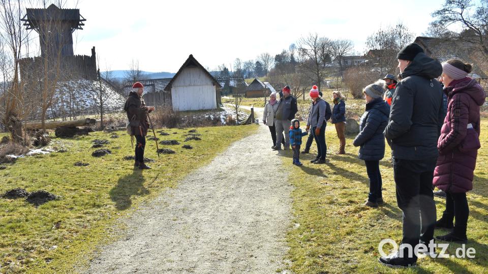 Vor der Kulisse der Motte (Wehrturm) erklärte Archäologe Stefan Wolters (links) den Besuchern, wann das Mittelalter stattgefunden hat und dass Hexenverbrennungen nicht in diese Zeit gehören. Bild: ubb