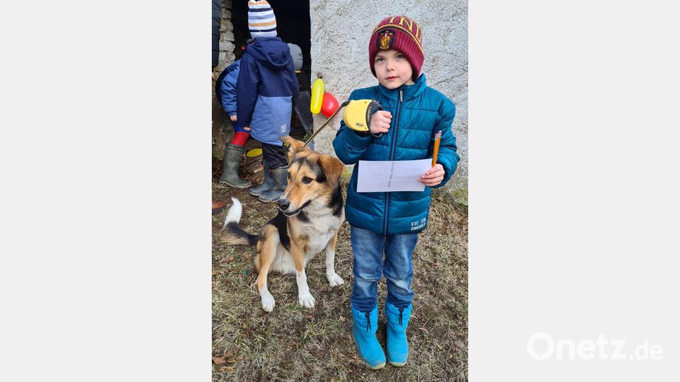 Der 7-jähriger Moritz ist mit Stiften und Zettel auf Schnitzeljagd, mit dabei seine Spürhündin die vierjährige Resi. Bild: fvo