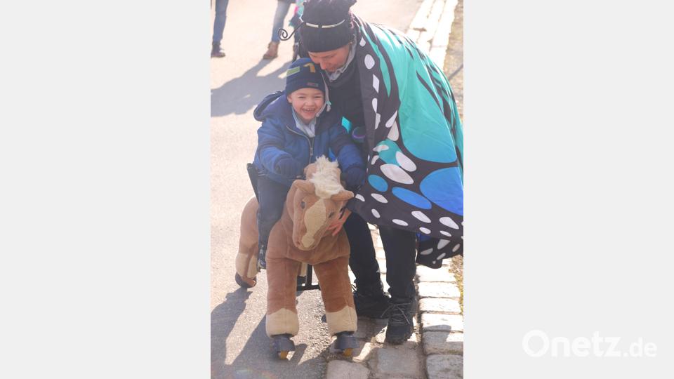 Der vierjährige Lukas hat riesigen Spaß auf dem Plüschpferd – die Geschwister und Mama kümmerten sich um die Beantwortung der Fragen bei der Schnitzeljagd. Bild: fvo
