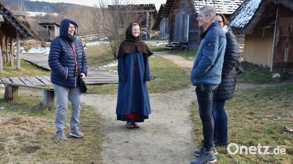 Geschäftsführerin Ilona Hunsberger (Mitte in der Kleidung einer Slavin) beantwortete gern und ausführlich die Fragen der Besucher. Bild: ubb