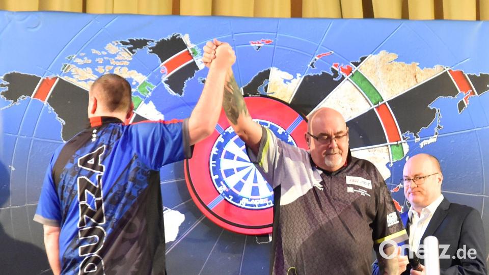 Tony O&#039;Shea (rechts) freut sich nach dem Sieg über Glen Durrant. Bild: A. Schwarzmeier