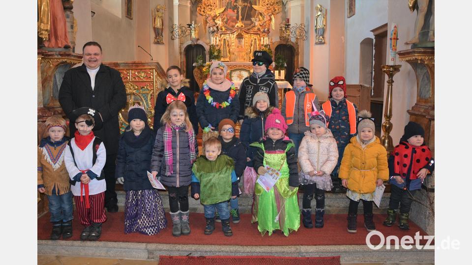 Kostümiert kamen einige Kinder auch in den Familiengottesdienst in Leonberg. Links im Bild Kaplan Daniel Schmid. Bild: jr