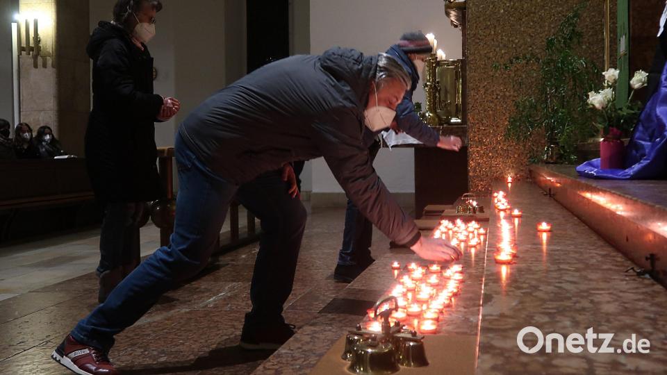 Zahlreiche Gläubige brachten beim ökumenischen Friedensgebet in der Herz Jesu Kirche ihre Friedenslichter zum Altar. Bild: Kunz