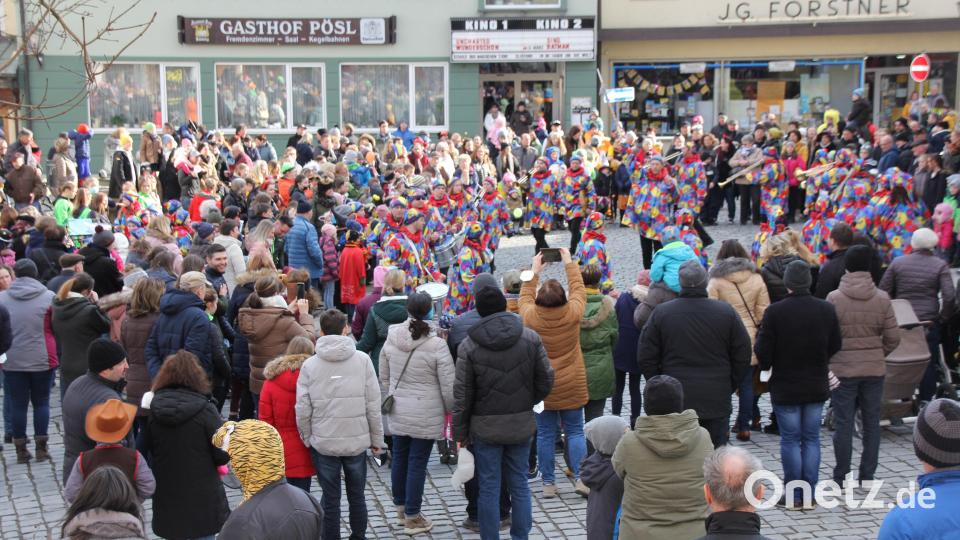 Viel Oberviechtacher kamen zum Marktplatz, um sich anzusehen, was die Garden und der Kolping-Spielmannszug einstudiert hatten. Bild: frd