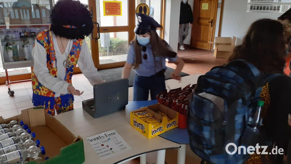 In den Pausen verkauften Mitglieder der Schülermitverwaltung Getränke , Bratwürste und Snacks. Bild: jzk