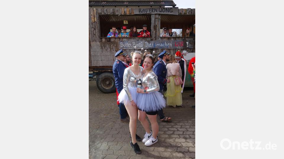 Junge Damen trotzen den Minustemperaturen und mischen sich frohgemut unter die kostümierte Schar. Bild: fjo