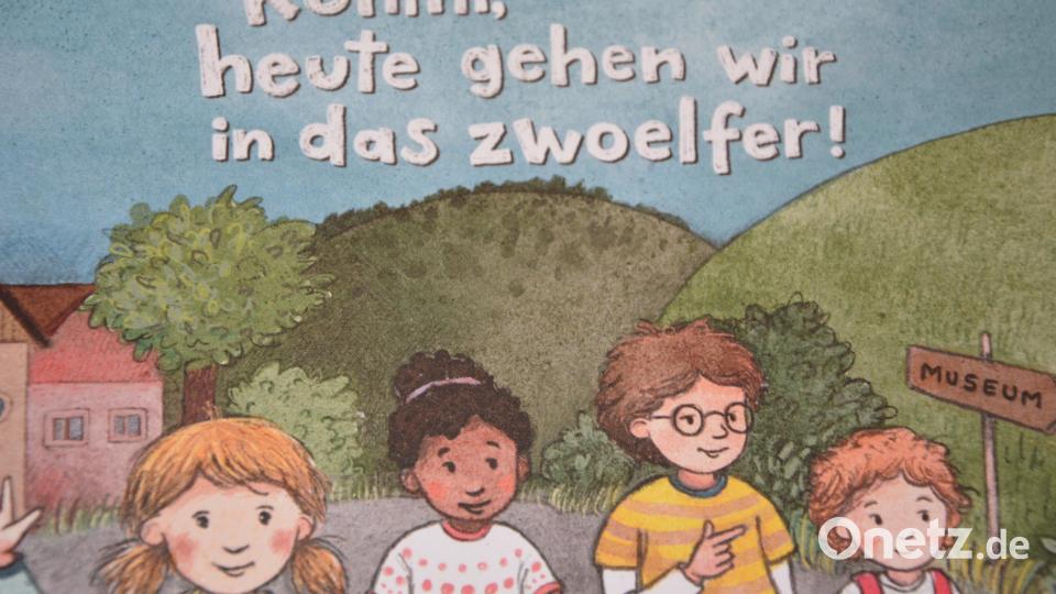 Auf 20 Seiten werden 12 Themenfelder kindgerecht bearbeitet. Die Kinder dürfen die Bilder mit verschiedenen Farben zum Leben erwachen lassen. Zum Einstand wurden 2000 Malbücher angeschafft. Bild: jr