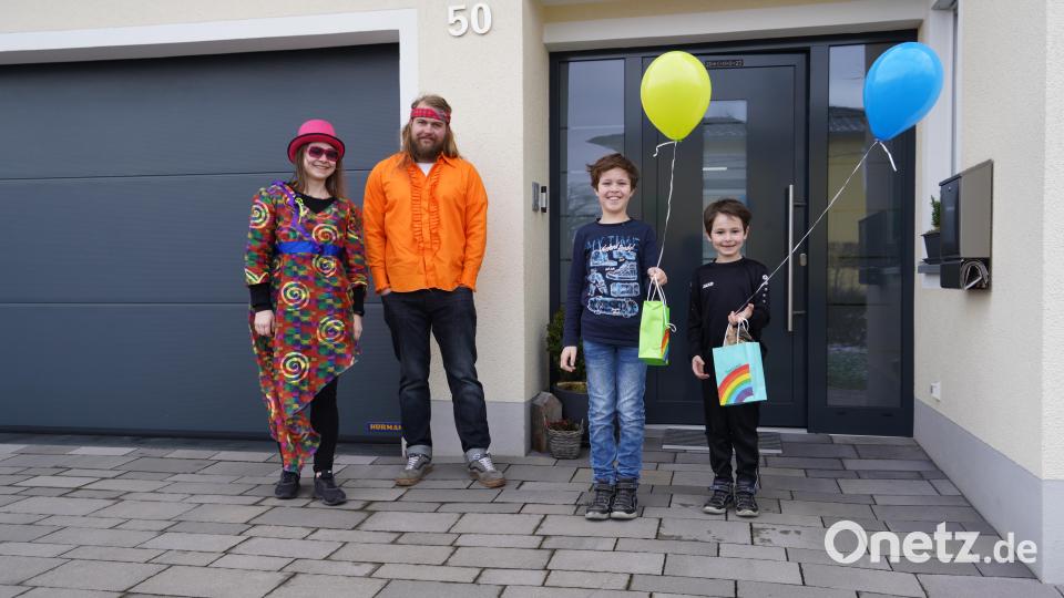 Jungkolpingleiterin Mirjam Müller und Hans Zaus lieferten bei 70 Kindern im Kemnather Land bunte Faschingstüten aus. Darüber freuen sich auch Sebastian und Benjamin Sächerl (von links). Bild: kaz
