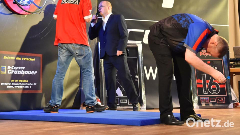 Glen Durrant probiert&#039;s schon mal durch die Beine. Bild: A. Schwarzmeier