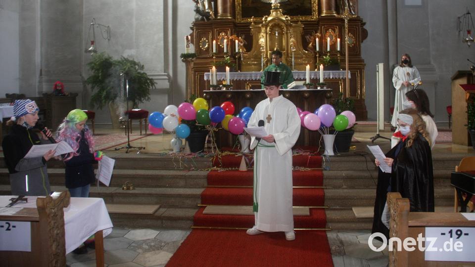 Angeführt von Ministrant Andreas Trießl (Mitte), beschlagnahmten die Mädchen und Buben - gleich zu Beginn der Heiligen Messe - den Vorraum des Altares für sich. Bild: wro
