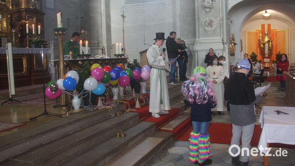 Mit einer kleinen Geschichte, in die ein Gaukler und ein Ordensbruder rückten, fesselten die Kinder Pfarrer Joseph. In seiner Predigt rückte er das Lachen in den Mittelpunkt. Bild: wro