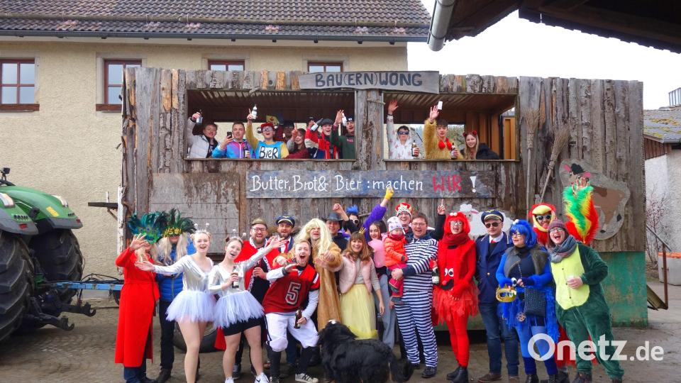 Eine ausgelassene Schar frönt der närrischen Jahreszeit wie in alten Zeiten. Bild: fjo