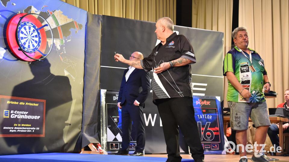 Phil Taylor (links) gegen Organisator und Marco &quot;Shorty&quot; Götz. Bild: A. Schwarzmeier