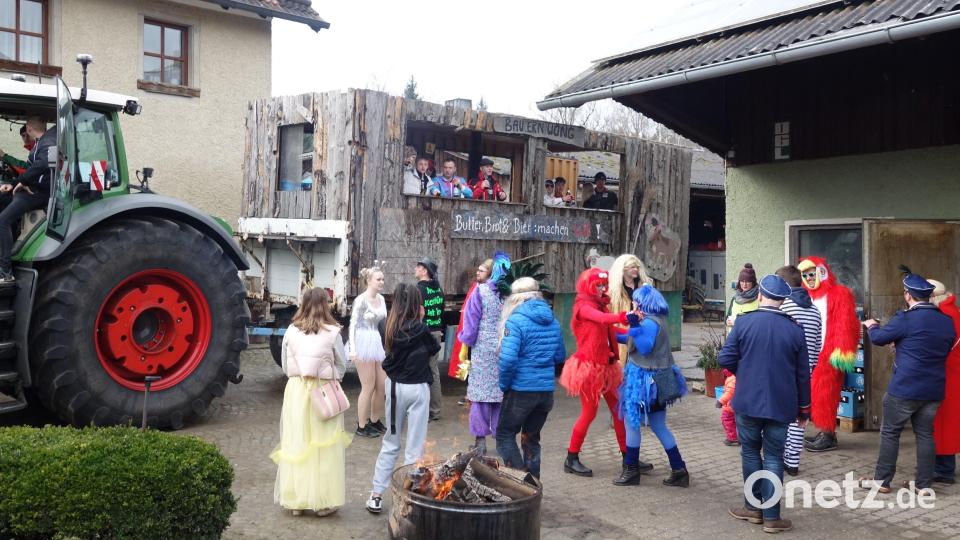 Durch einen fröhlich Umzug durch den Waidhauser Ortsteil Reichenau wird der ganzen Bevölkerung das Faschings-Wochenende ins Bewusstsein gerufen. Bild: fjo